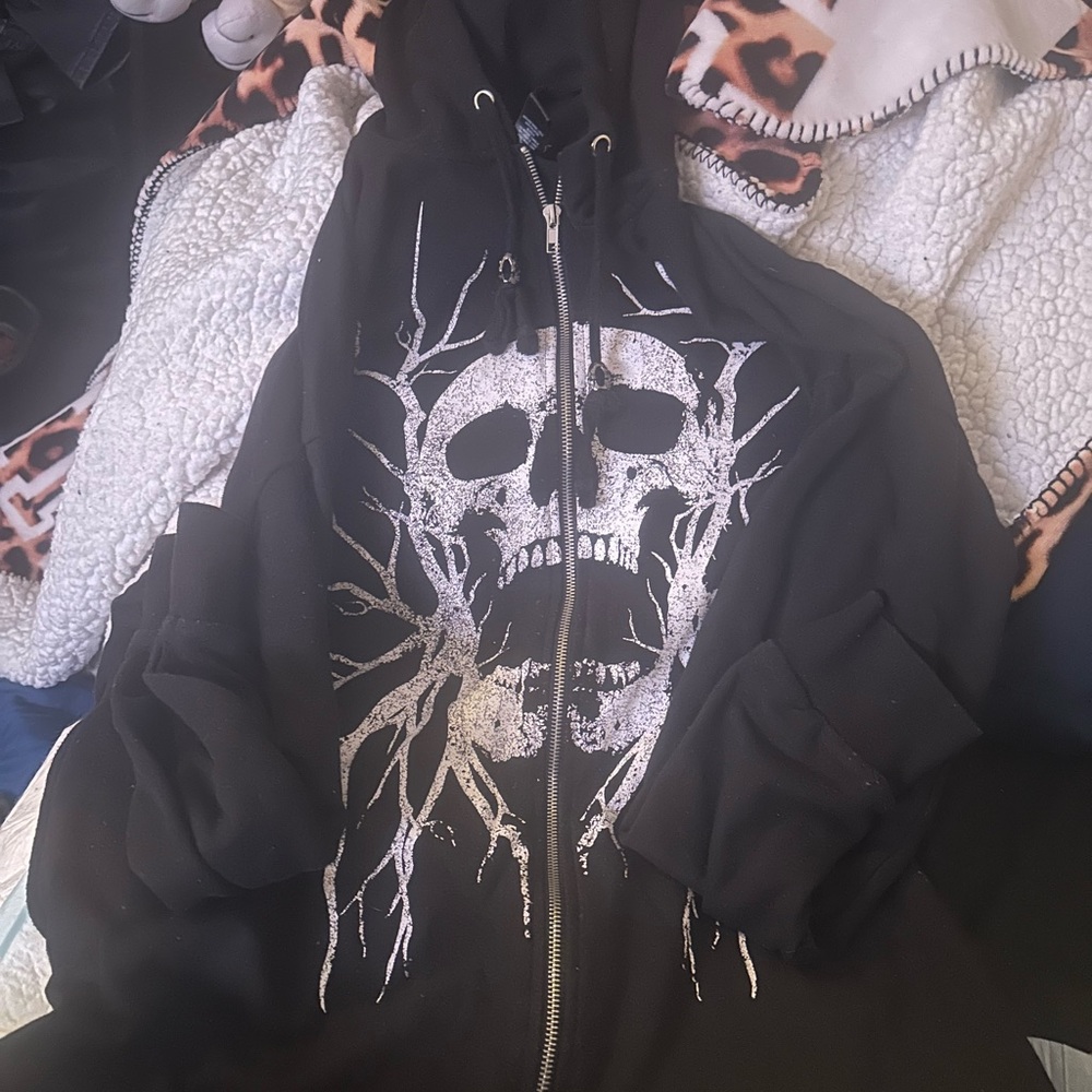 Men’s or woman’s skull zip up sweatshirt size medium